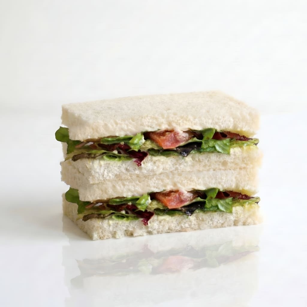 Sándwich de bonito, tomate, huevo, mahonesa y pesto