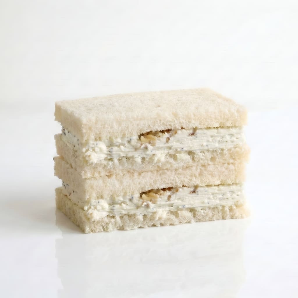 Sándwich de queso azul, miel y nueces