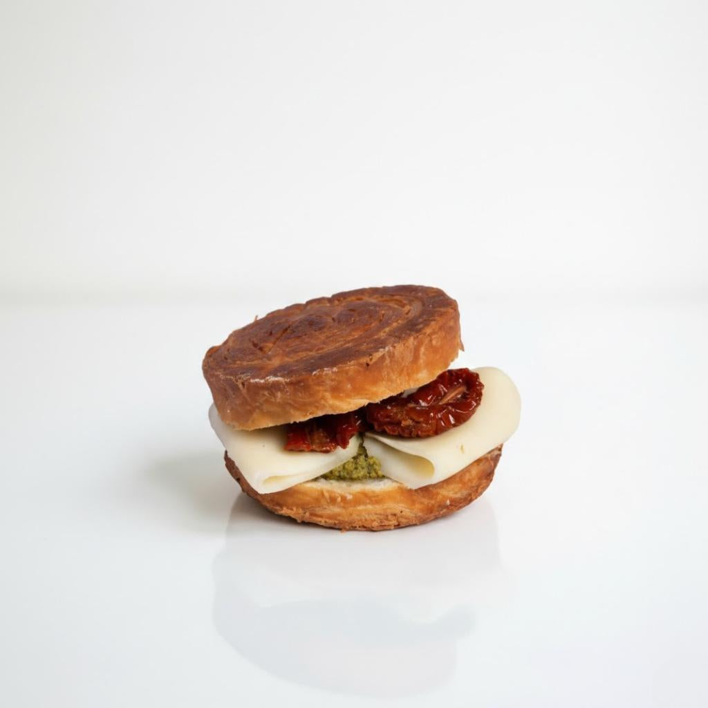 Croissant roll relleno de pesto y mozzarella