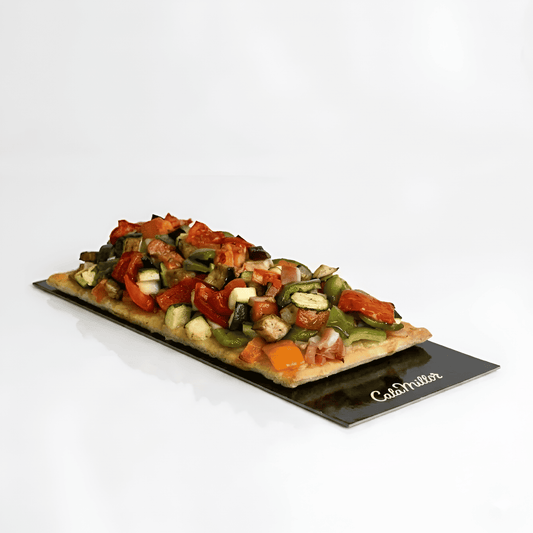 Coca de jamón y bacon con verduras