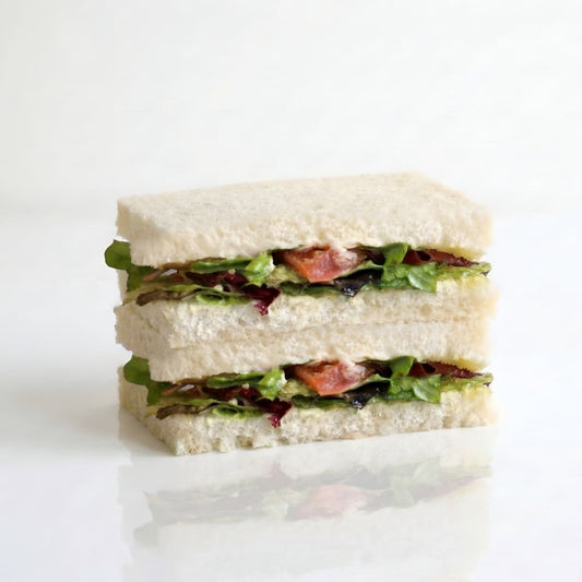 Sándwich de bonito, tomate, huevo, mahonesa y pesto
