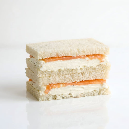 Sándwich de salmón, queso crema y cebollín